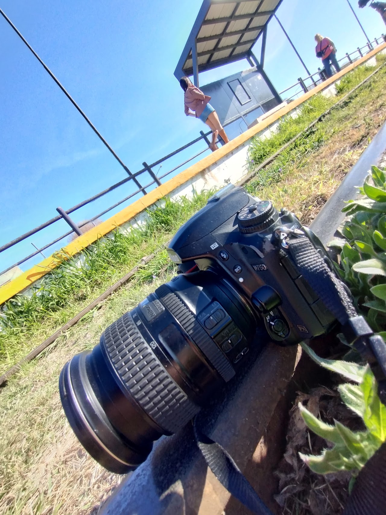 Cámara profesional lista para una sesión de fotos al aire libre en Paraná