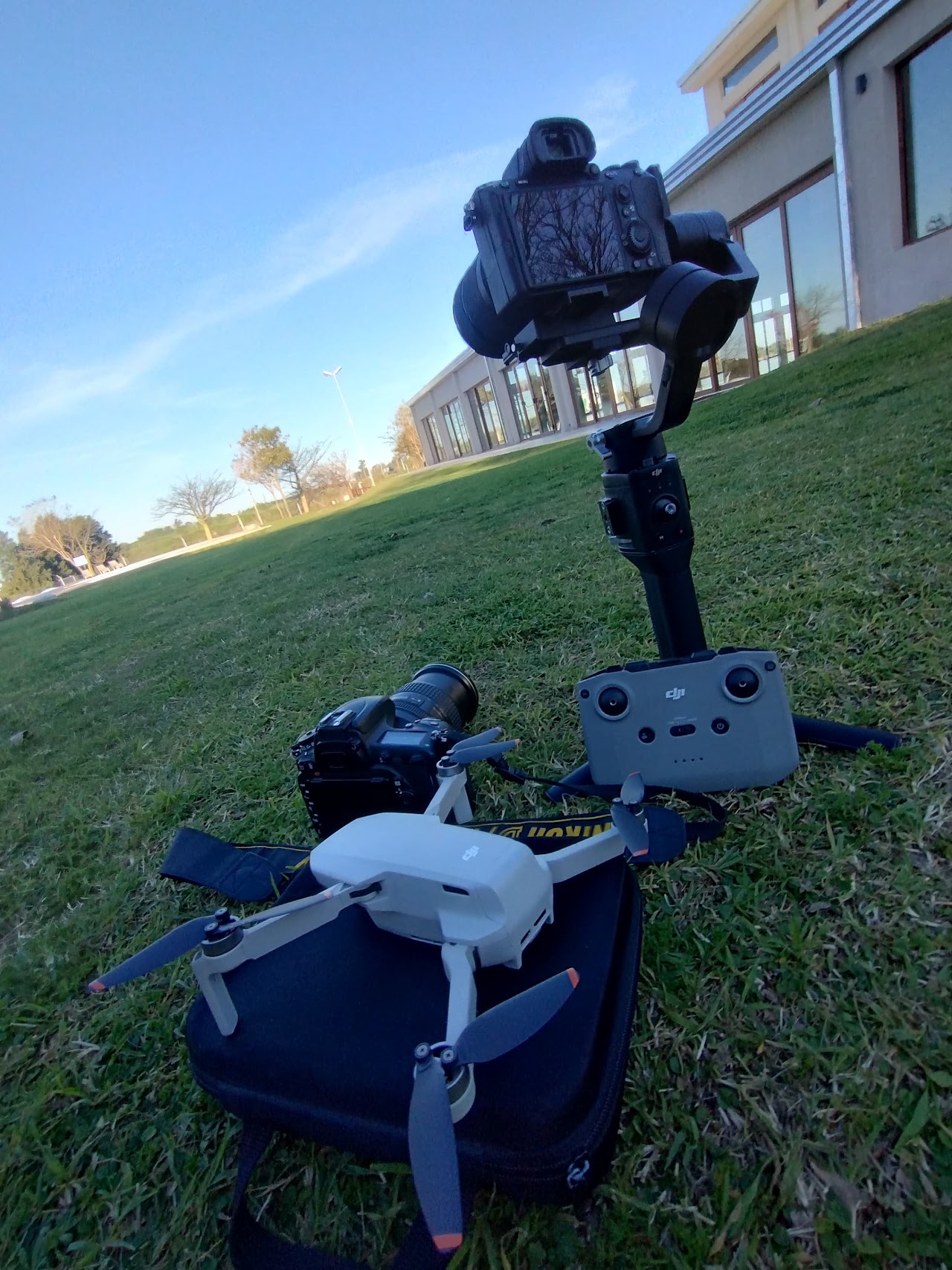 Equipo de cámara, gimbal y drone listos para una producción audiovisual