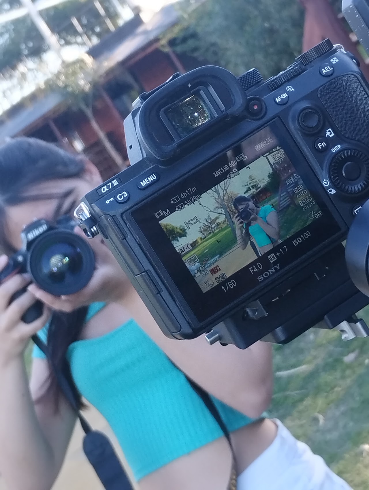 Fotógrafa revisando una toma en la pantalla de la cámara durante una sesión
