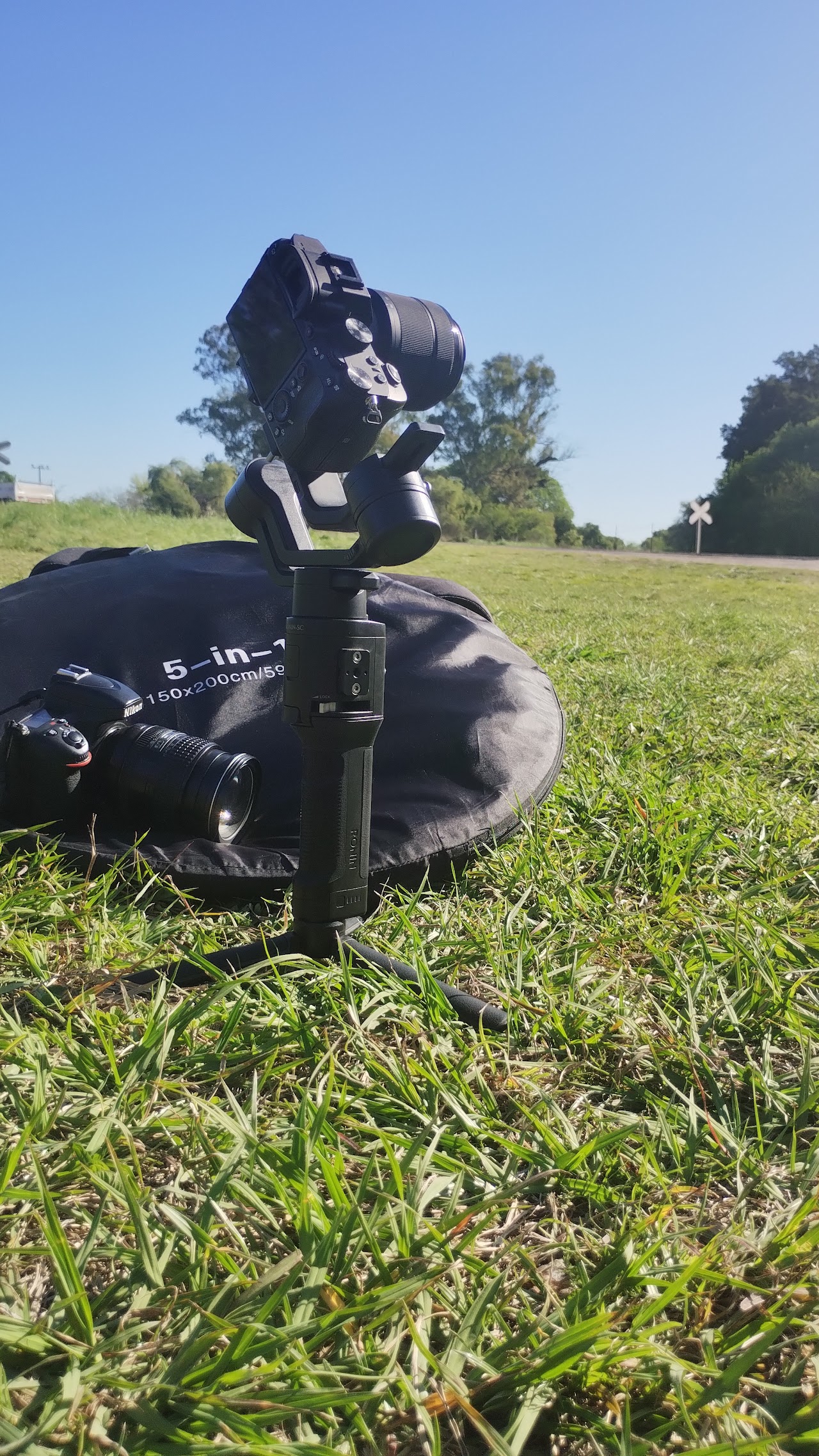 Drone y cámara con gimbal preparados al aire libre
