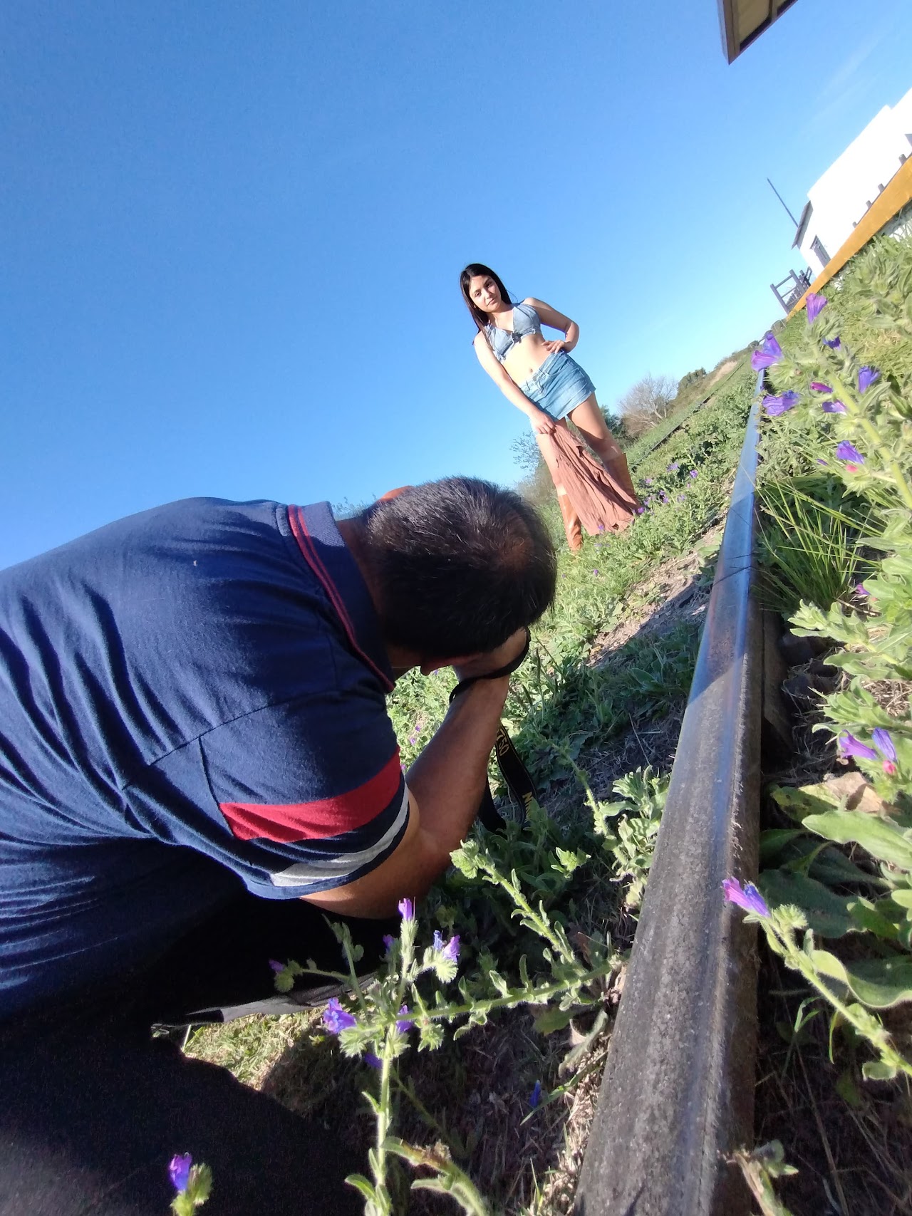 Fotógrafo realizando una sesión de fotos a una modelo al aire libre